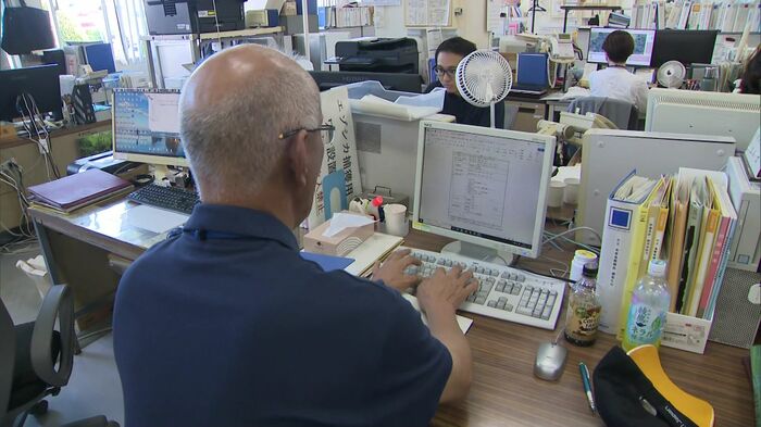 ライフルを持ってパトロールするだけでなく、市役所で事務作業も