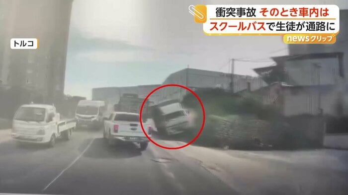 前方から迫ってくるトラック（IHA）