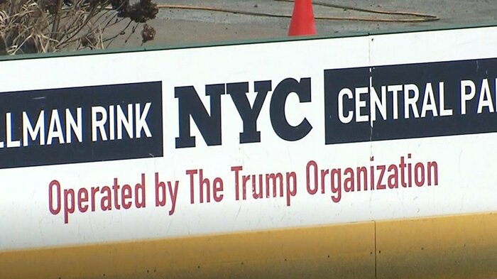 トランプ大統領の一族が運営するスケートリンクの壁には「トランプ」の文字