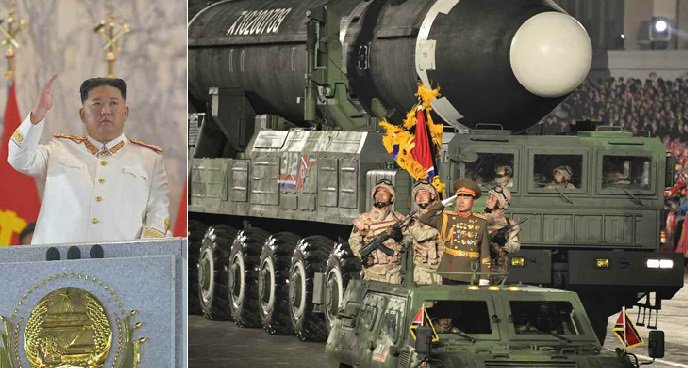 金正恩総書記(左)、火星15型大陸間弾道ミサイル(推定射程約1万2000km)(右)(朝鮮労働新聞・2022年4月26日)