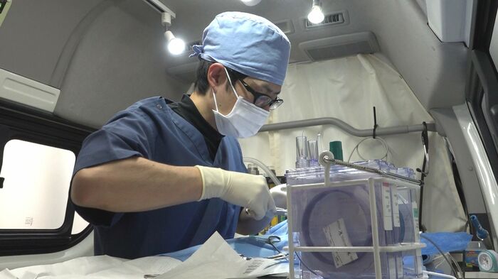 移動手術車で手術をする、しんけん動物病院・松木信賢獣医師
