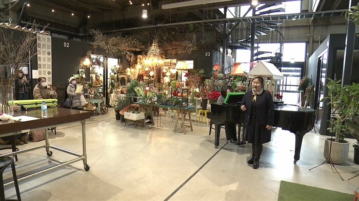 秋田市で開かれたミニライブで歌声を披露する鈴木さん（2025年12月）