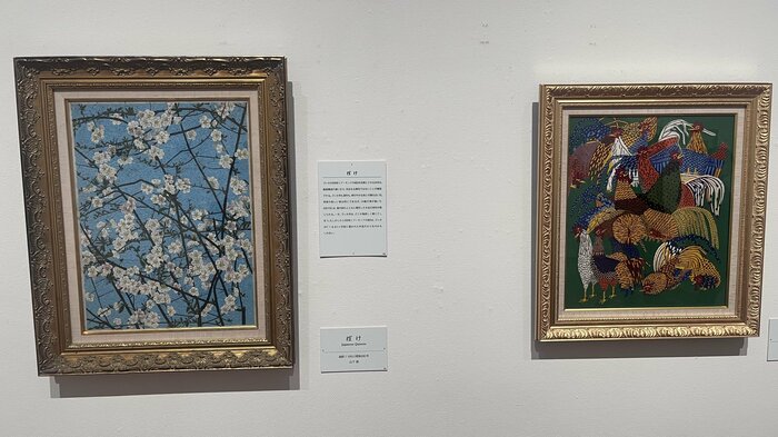 油彩は鮮やかな色彩が印象的