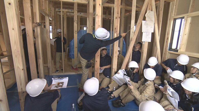 給料等について質問あがる…建設業界の未来担う高校生に特別授業 木造住宅の建設現場を建築学ぶ2年生に公開｜FNNプライムオンライン