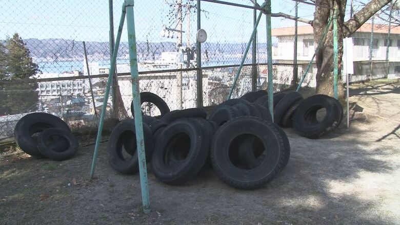 不法投棄…約30本のタイヤが閉校した小学校のグラウンドに　市が約8万円かけて処分へ　「事業者によるものだと思う」　長野・諏訪市｜FNNプライムオンライン