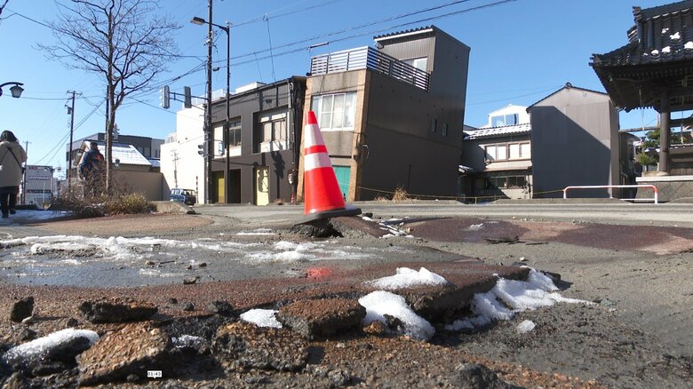 沈み込む電柱に噴出する泥水…建物を支える力を失う“液状化”の終わらない被害「呼吸器疾患に注意」【能登半島地震】｜FNNプライムオンライン