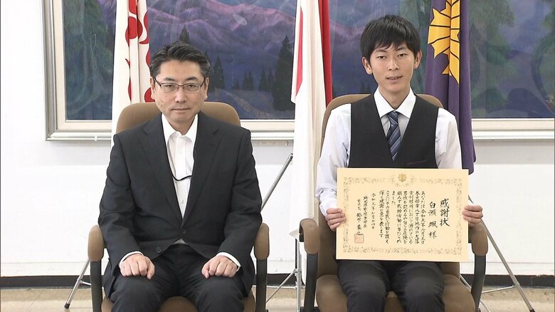 「助けを呼ぶ声に考えるよりも先に行動した」　川で溺れた男性を救助した20歳の男性2人に感謝状　埼玉県警｜FNNプライムオンライン