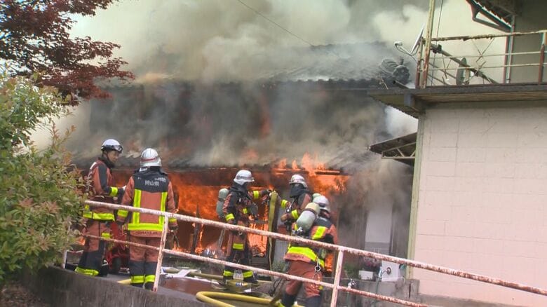 【速報】鏡野町で住宅火災　消防車など４台出て消火活動中　高齢男性を搬送【岡山】｜FNNプライムオンライン