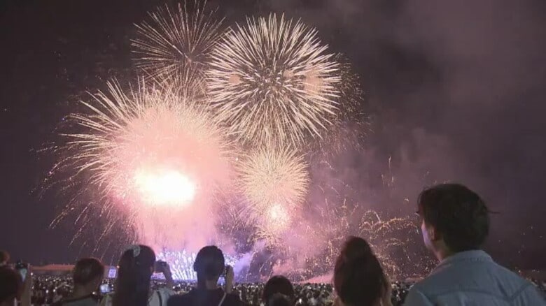 夜空焦がす９０００発の大輪　松山「三津浜花火大会」真夏の光のショーに２３万人うっとり【愛媛】｜FNNプライムオンライン
