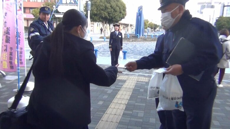 受験生の痴漢被害防止へ…公立高校入試の受験日に合わせ警察官が注意呼びかけ　制服姿で電車乗り警戒も　千葉県警｜FNNプライムオンライン