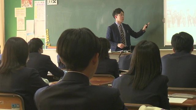 福島県立白河旭高校で教壇に立つ猪狩さん