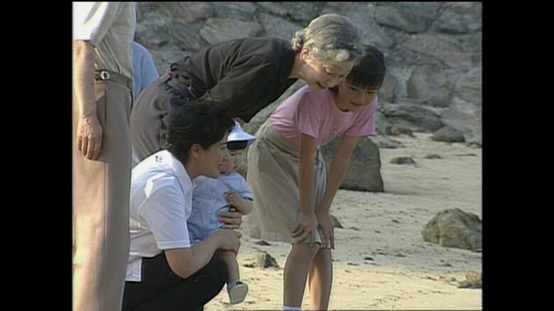 2002年8月 須崎御用邸の海岸で磯遊びされるご一家(静岡・下田市)