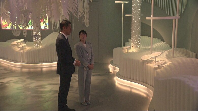 シンガポール館の展示をご覧になる