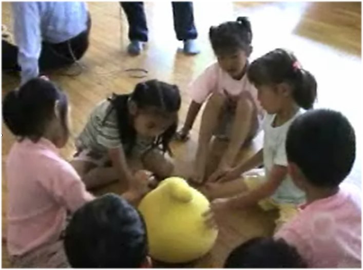 子どもたちが何もできないロボット「む～」のお世話を始めた