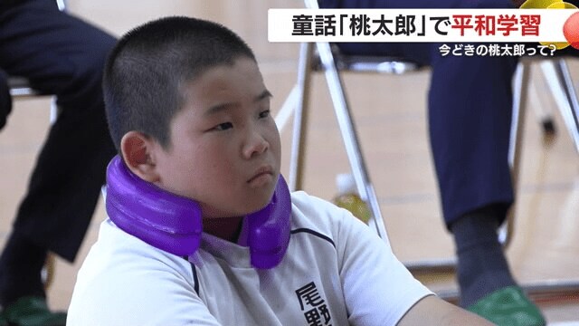 真剣な表情で聞く児童たち