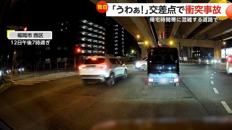 直進する車と右折しようとした車による衝突事故の瞬間（12日午後7時過ぎ、福岡市・西区）②