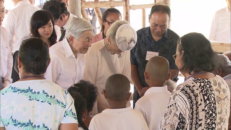 ペリリュー州の住民と懇談される両陛下