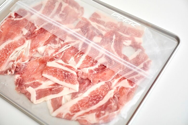 食材を薄く広げて金属製のトレイにのせるのがコツ