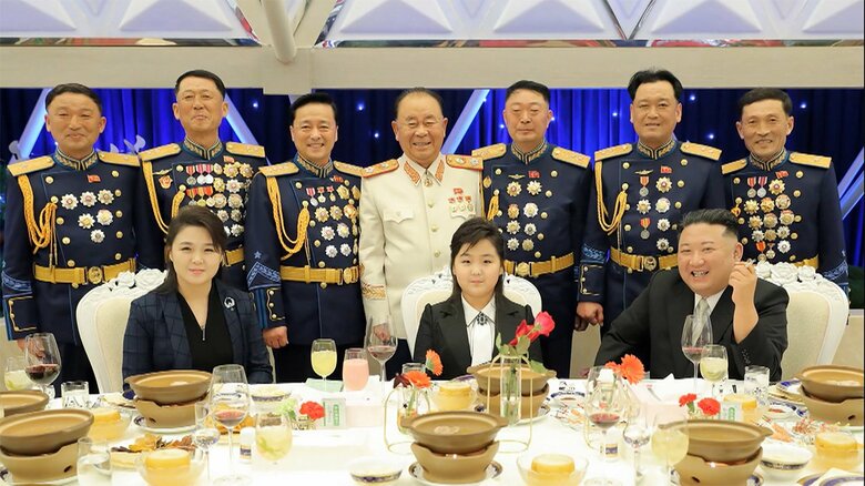 軍創建75周年記念の宴会に、李雪主夫人やキム・ジュエ氏とみられる娘と出席