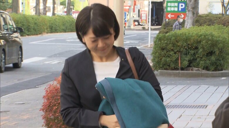 登庁時に笑顔を見せた小川市長　26日