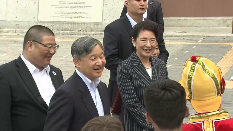 第１４９番学校で子どもたちの歓迎を受けられる両陛下