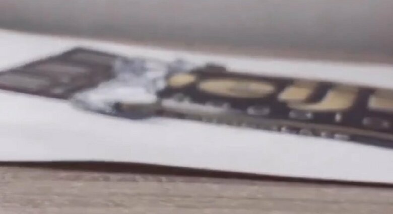 横から見ると平面に描いているのが分かる