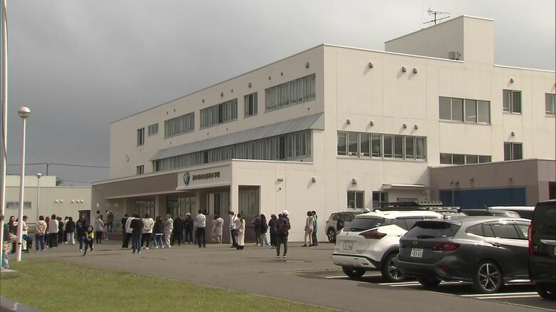 特別警戒を受け小学校に迎えに集まる保護者ら