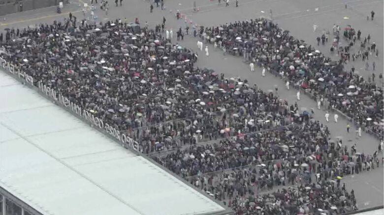 万博会場の入場ゲート 13日