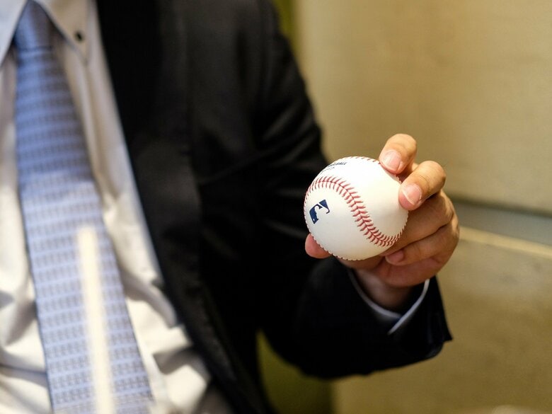 メジャーの経験を振り返り、ボールを握る井川さん（撮影／ヤナガワゴーッ！）