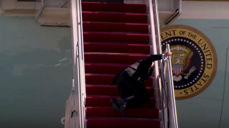 飛行機に乗り込む際足を滑らせたバイデン大統領