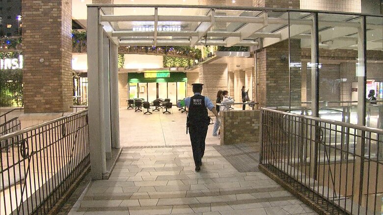 警察官が店に到着した際には、数人のメンバーしか残っていなったという