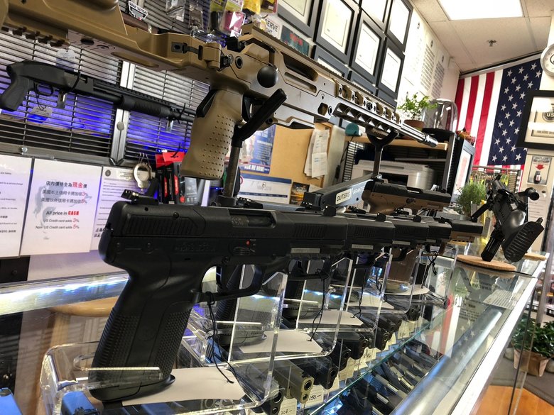 銃はOK でも花はダメ? 非常事態のアメリカで営業が認められる「必要不可欠」の基準とは!?