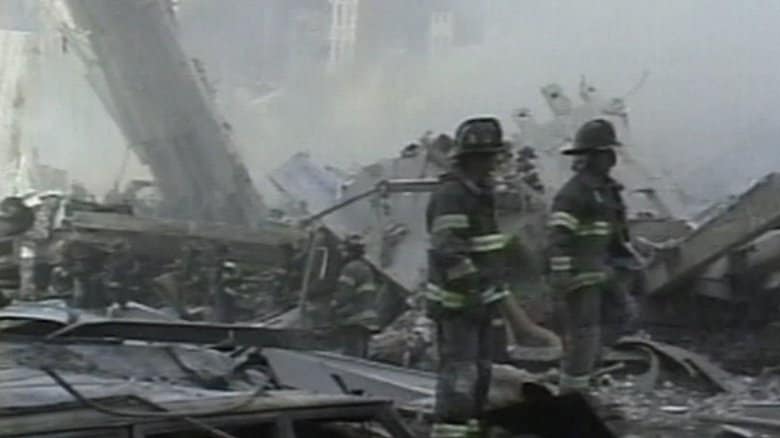 崩壊した世界貿易センターの瓦礫の中で捜索活動を続けた消防隊員（2001年9月）