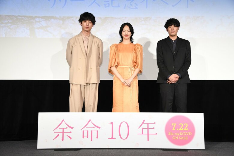 『余命10年』ダウンロード販売中/7/22 デジタルレンタル開始、ブルーレイ・DVDリリース 発売元:ワーナー・ブラザース ホームエンターテイメント 販売元:NBC ユニバーサル・エンターテイメント ©2022 映画「余命 10 年」製作委員会