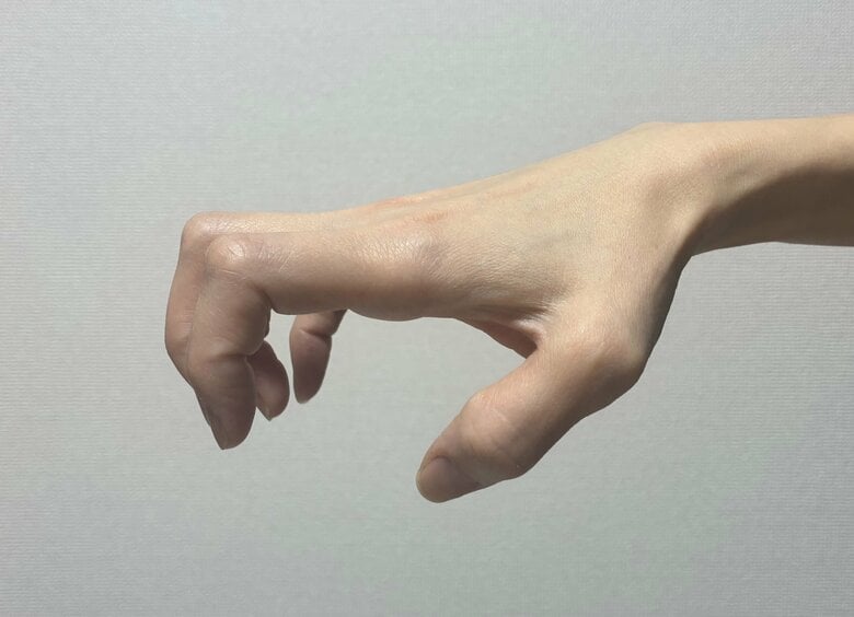 頭皮に指を押し当てる際は「熊手」の形で（特集班撮影）