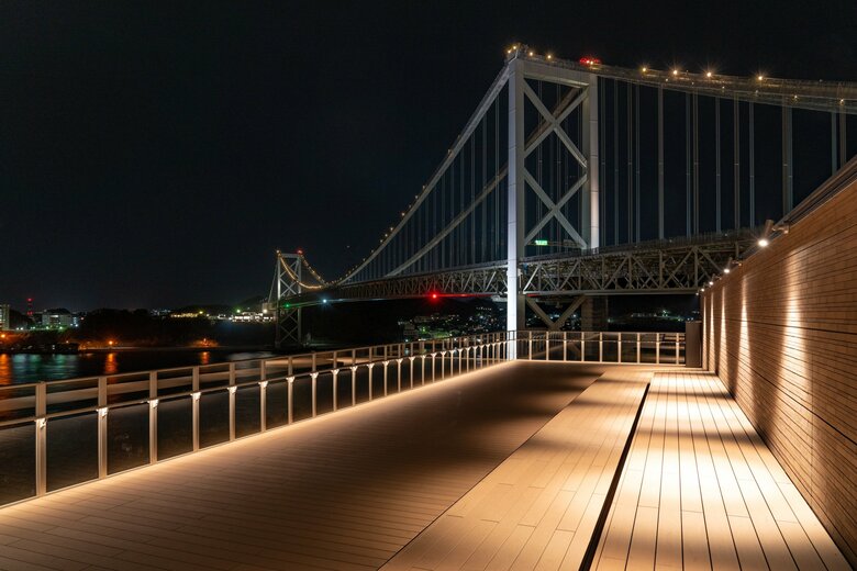 展望デッキからは、関門橋と下関市が見える