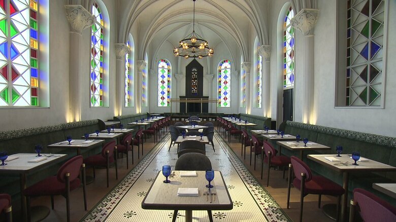 ステンドグラスが目を引く聖堂はレストランに