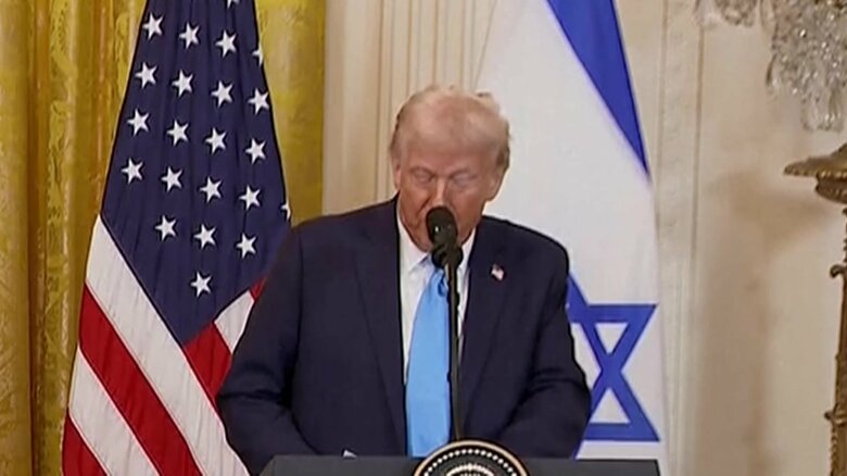 4日　テレプロンプターを利用せず終始下を向いて原稿を読むトランプ大統領