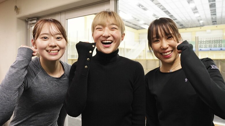 坂本のチームメイト、三宅咲綺・三原舞依と笑顔でポーズ