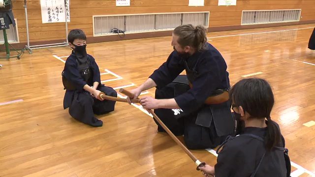 自分の心を磨き武道に励むよう基本から丁寧に指導