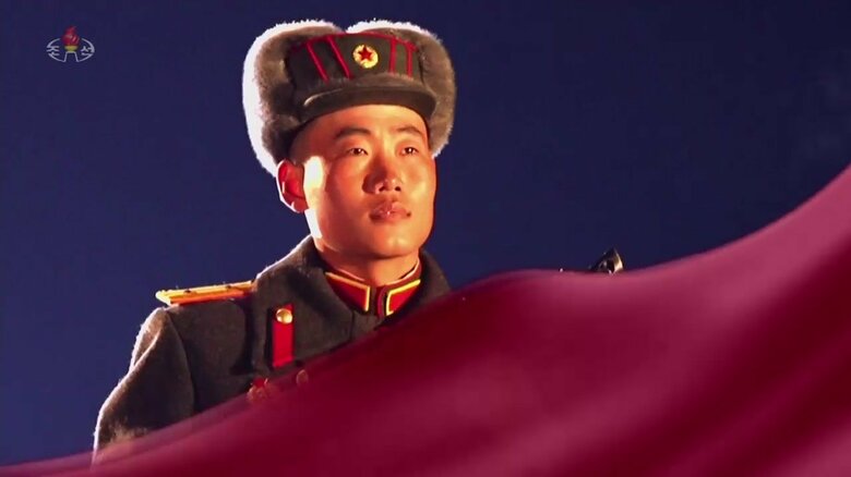 「朝鮮人民軍創建75周年を祝う盛大な軍事パレード映像」の1シーン⑭