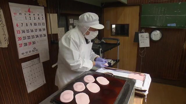 難しい火加減　生地を焼き上げる作業に集中する和田さん