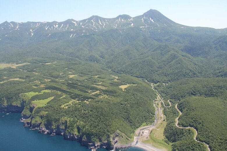 空から見た知床連山（知床斜里町観光協会より）