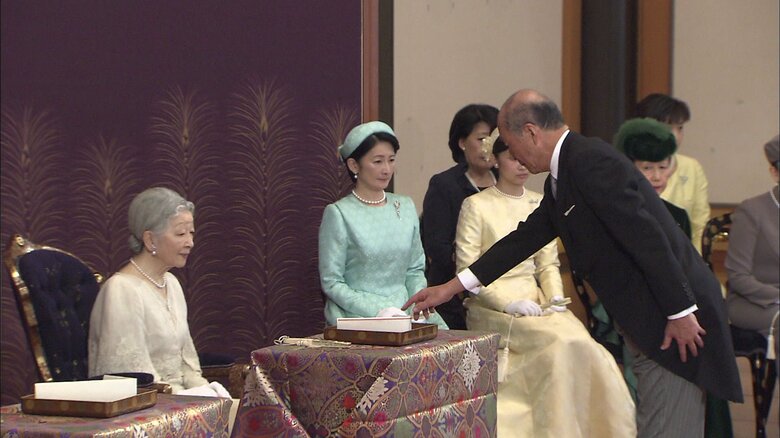 皇后さまから御歌の懐紙を受け取る読師