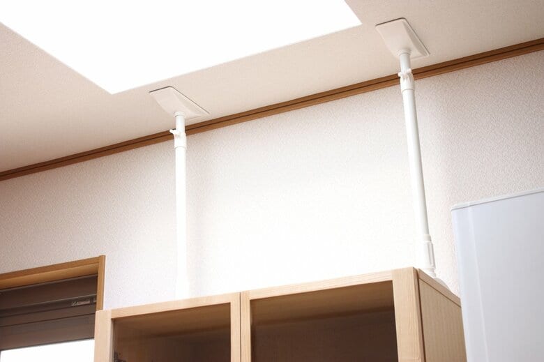 倒れないよう固定された家具