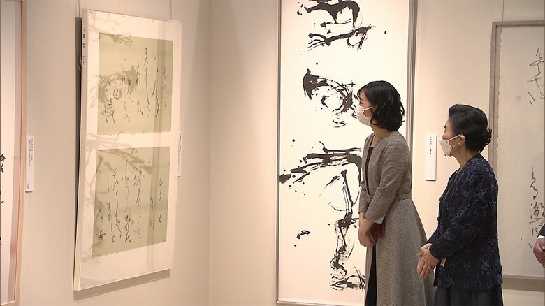 作品を鑑賞される佳子さま