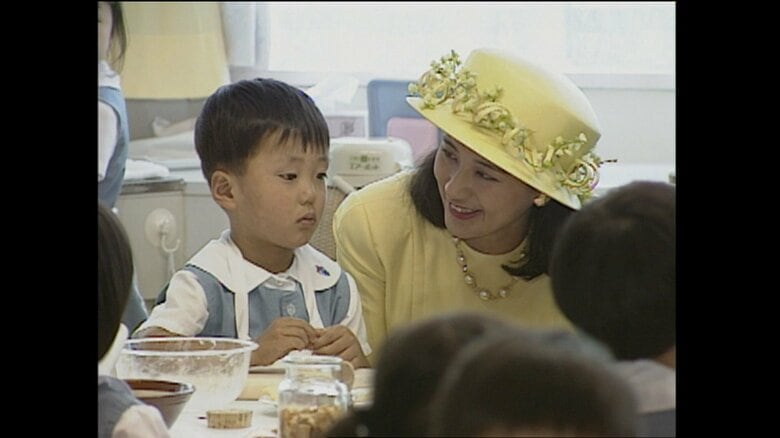 　　　　　　　　　　　　　平成5年（1993年）7月　結婚後初めての地方公務の折に　　　　　　　　　　　　　　　　　　　　　　　　岩手・盛岡市の保育園を訪問される皇后さま