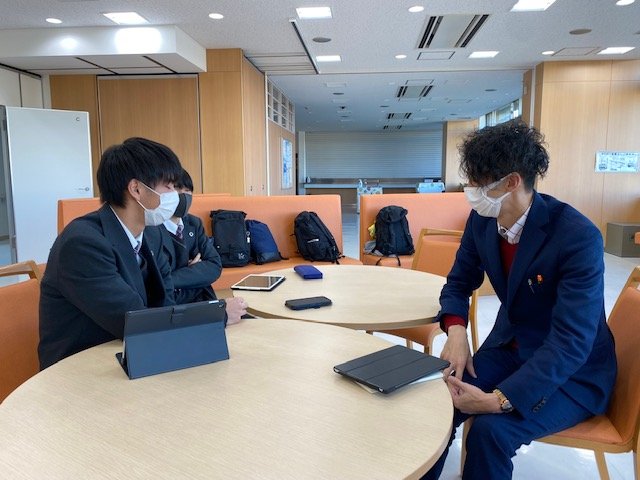 先生も生徒も”あたり前”を疑いながら校則を見直すことが学びや気づきになる（撮影場所：駒場学園高校）