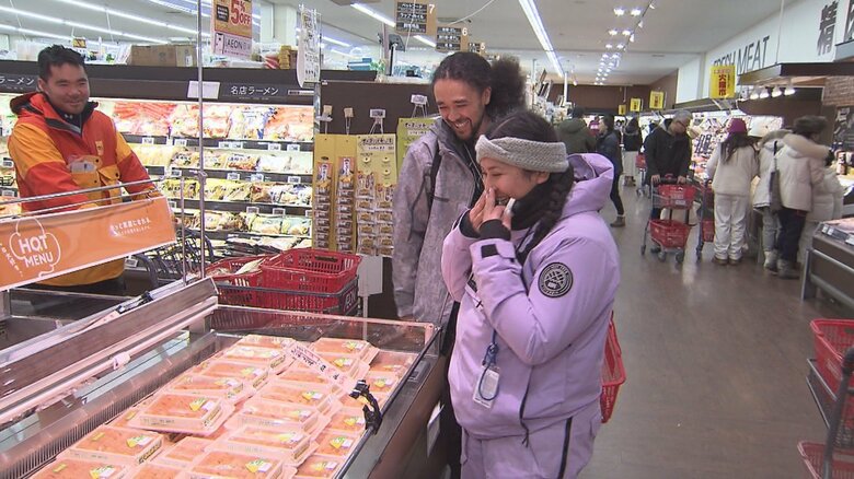 ウニを前に大興奮の外国人観光客