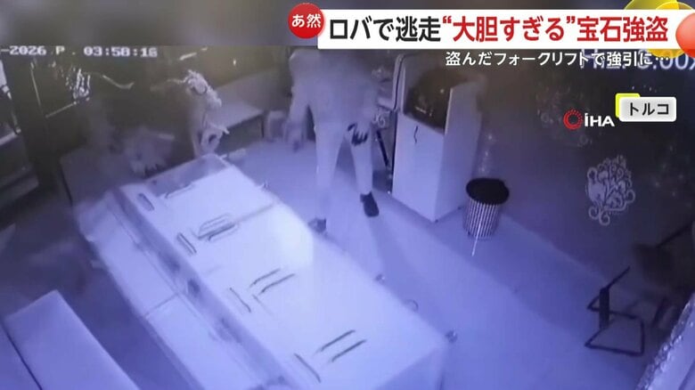 床に散らばった商品をかき集める男